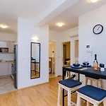 Private Garden - Two-bedroom With Garden And Terrace Apartman