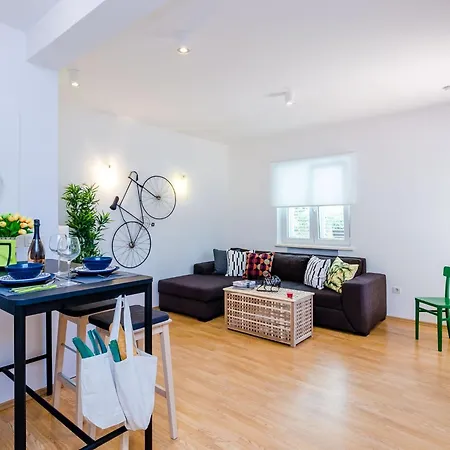 Apartman Private Garden - Two-bedroom With Garden And Terrace *