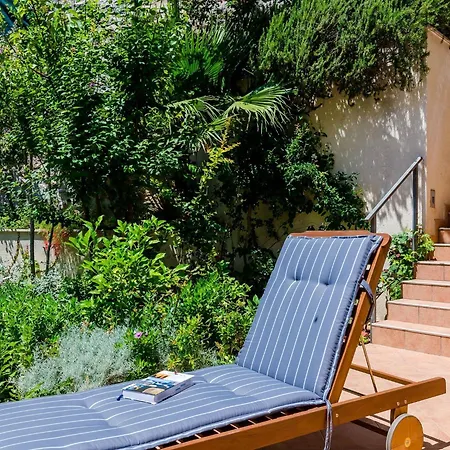 Private Garden - Two-bedroom With Garden And Terrace Apartman