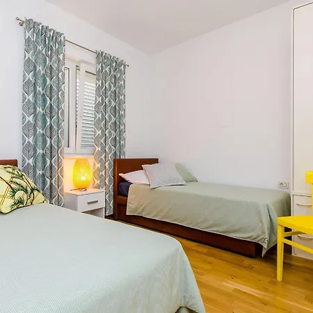 Private Garden - Two-bedroom With Garden And Terrace شقة