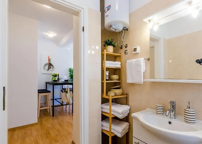 Apartman Private Garden - Two-bedroom With Garden And Terrace *