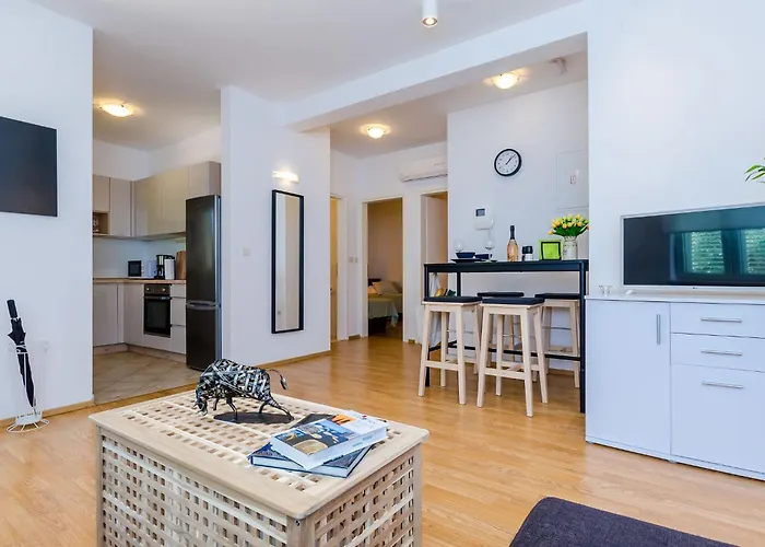 Private Garden - Two-bedroom With Garden And Terrace Дубровник