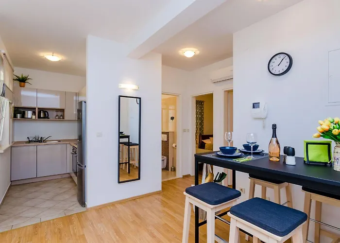 Private Garden - Two-bedroom With Garden And Terrace Apartman