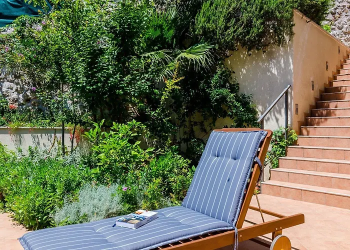 Private Garden - Two-bedroom With Garden And Terrace Apartman