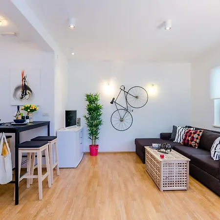 Private Garden - Two-bedroom With Garden And Terrace Διαμέρισμα