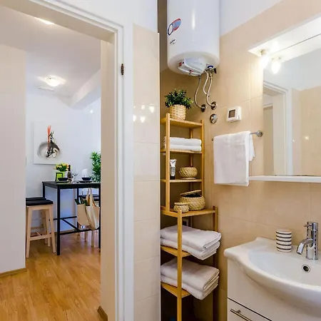 Διαμέρισμα Private Garden - Two-bedroom With Garden And Terrace *